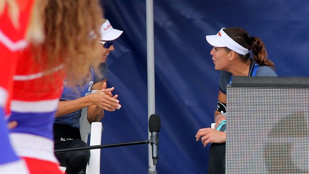Markta Slukov a Barbora Hermannov pi oddechovm ase v semifinle turnaje Svtovho okruhu v Ostrav.