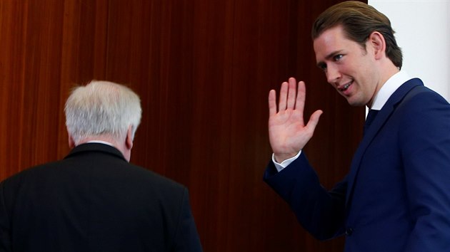 Německý ministr vnitra Horst Seehofer (vlevo) míří na jednání s rakouským kancléřem Sebastianem Kurzem.