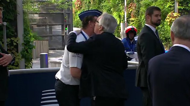 Nedostatek spnku? Juncker na summitu lbal policistu.