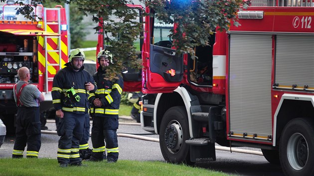 Kvůli požáru plynové přípojky evakuovali hasiči jeden z chodovských věžáků.