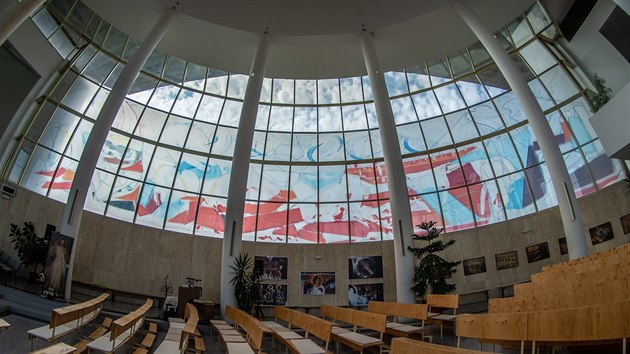 Na skleněném plášti nového kostela ve Starém Městě se objevily fólie, které mají v budoucnu nahradit vitráže.