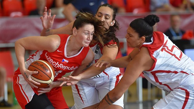 Česká basketbalistka Renata Březinová (vlevo) se snaží prosadit přes bránící Turkyně Gizem Basaranovou a Tilbe Senyürekovou.