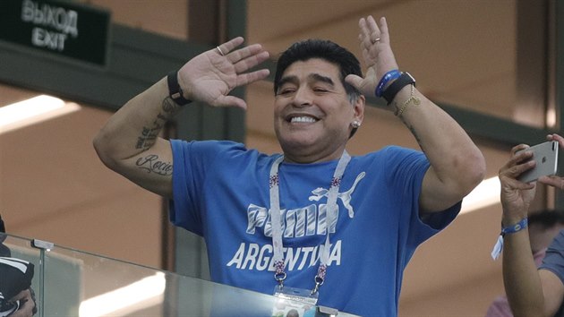 Argentinsk legenda Diego Maradona sleduje duel s Chorvatskem.