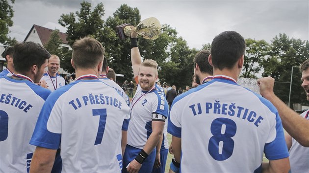 Hráči národní házené z Přeštic se radují z mistrovského titulu.