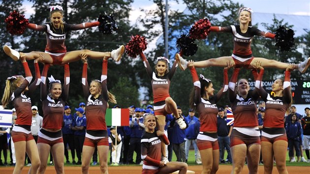 Vystoupen cheerleaders ped utknm s Belgi.