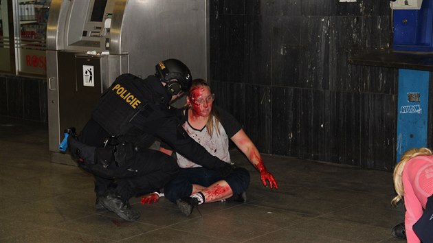 Policie a hasiči v noci ve stanici metra Muzeum nacvičovali záchrannou akci v případě teroristického útoku. (19.6.2018)