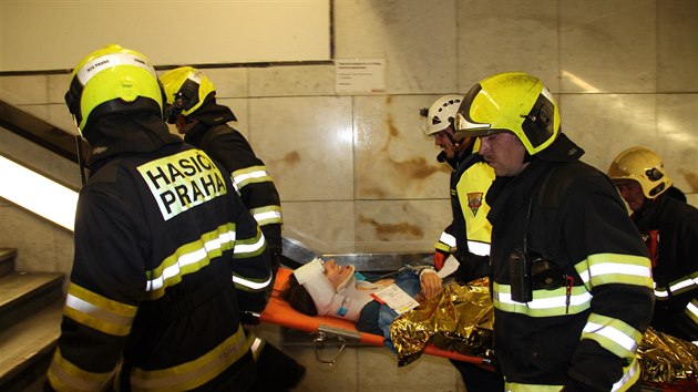 Policie a hasiči v noci ve stanici metra Muzeum nacvičovali záchrannou akci v případě teroristického útoku. (19.6.2018)