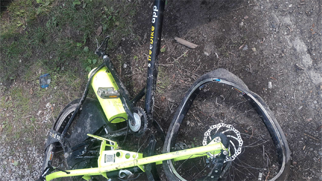 Kladensk policie ptr po vandalovi, kter poniil jedno ze sdlench elektrokol. (15.6.2018)