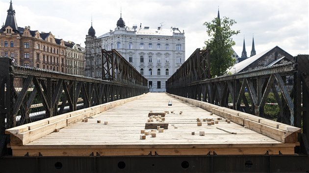 Pohled na provizorn lvku pro p, kter bude od ervence nahrazovat frekventovan most v olomouck Komenskho ulici.