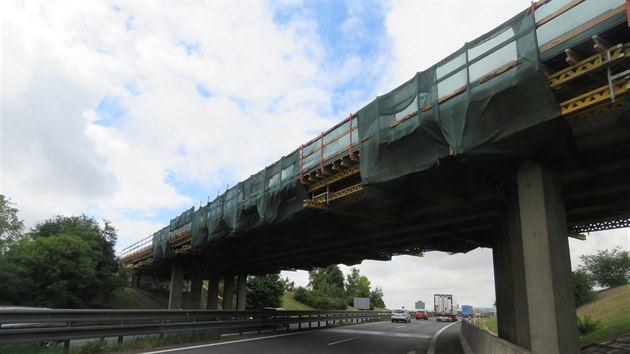 Na auto projíždějící na dálnici D46 pod opravovaným mostem dopadl u Prostějova zatím neznámý předmět a poničil čelní sklo.