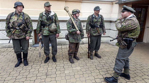 U Mayovy vily v olomouck tvrti Hejn byl k vidn boj mezi nmeckmi vojky a Rudou armdou. Filmai zde nateli video pipomnajc bitvu z 8. kvtna 1945, jejm vsledkem byly na dv destky mrtvch.