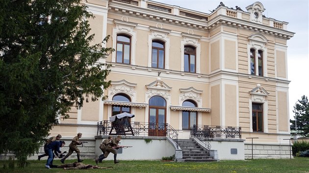 U Mayovy vily v olomouck tvrti Hejn byl k vidn boj mezi nmeckmi vojky a Rudou armdou. Filmai zde nateli video pipomnajc bitvu z 8. kvtna 1945, jejm vsledkem byly na dv destky mrtvch.