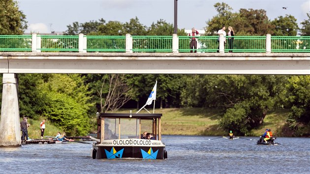 Jedna z turistických lodí plavících se po Moravě v Olomouci se kvůli komplikacím způsobeným další etapou stavby protipovodňové ochrany přesunula na hladinu Bečvy v Přerově.