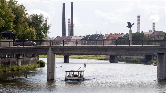 Jedna z turistických lodí plavících se po Moravě v Olomouci se kvůli komplikacím způsobeným další etapou stavby protipovodňové ochrany přesunula na hladinu Bečvy v Přerově.