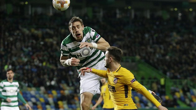 Sebastian Coates (nhoe) ze Sportingu Lisabon hlavikuje ped Saulem Niguezem z Atltika ̈.