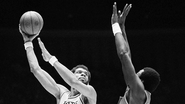 Rok 1980: Kareem Abdul-Jabbar (vlevo) z LA Lakers stl pes Jima Brewera z Portlandu.