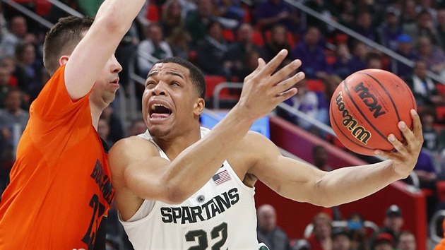 Miles Bridges (22) z Michigan State to kolem Zacha Thomase z Bucknellu.