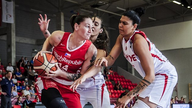 Česká basketbalistka Renáta Březinová (vlevo) pod tlakem turecké obrany. Vpravo Tilbe Senyüreková.