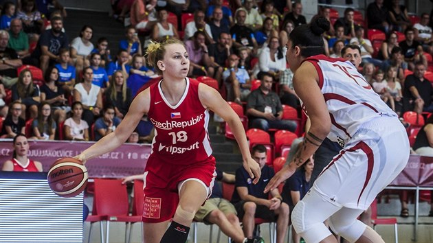 Česká basketbalistka Klára Vojtíková (vlevo) čelí turecké reprezentantce Tilbe Senyürekové.
