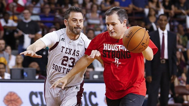 Ted Cruz (vpravo) uniká Jimmymu Kimmelovi při utkání nazvaném Blobfish Basketball Classic