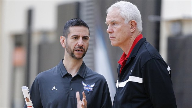 James Borrego (vlevo) a Mitch Kupchak, trenr a prezident Charlotte Hornets