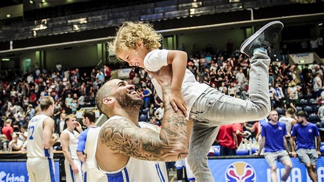 esk basketbalista Blake Schilb se raduje se svou dcerou Isabelle z vhry nad Finskem.