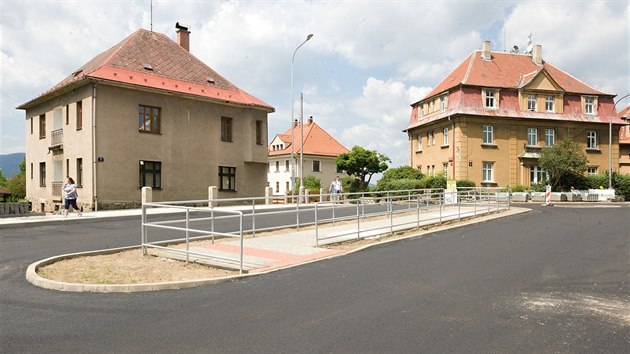 Širokou silnici na Žižkově náměstí zase zúžily tři betonové ostrůvky.