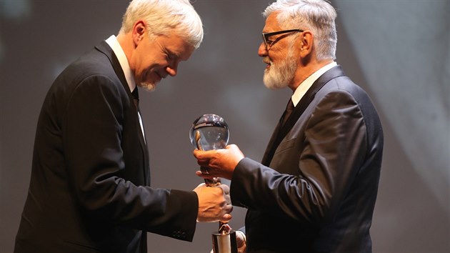 Jiří Bartoška předává Křišťálový globus americkému herci Timu Robbinsovi (29. června 2018).