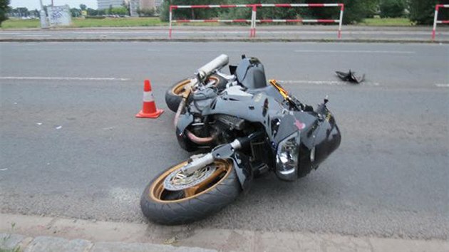 Motork pi ujdn hldce havaroval ped kiovatkou Mileta v Hradci Krlov (20. 6. 2018).