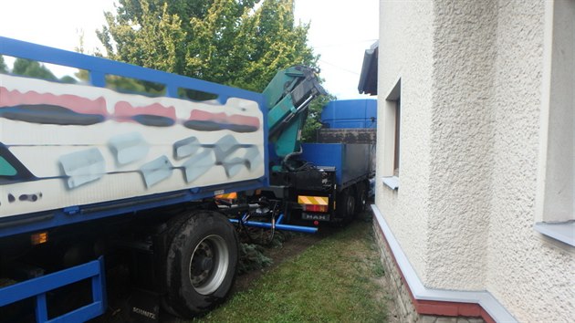 Nákladní auto skončilo na zahradě domu v Lípě nad Orlicí na Rychnovsku (28. 6. 2018).