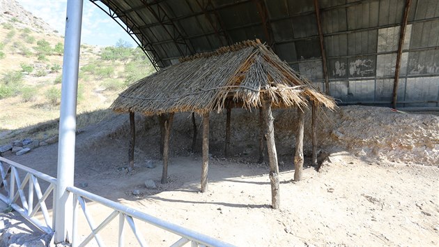 Expedice z katedry archeologie Zpadoesk univerzity v Plzni bdala v Kyrgyzstnu. Rekonstrukce stavby z doby bronzov na pat alamounovy hory na zklad archeologickch vzkum.