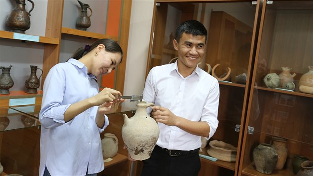 Studenti Sttn univerzity z Oi zpracovvaj archeologick materil v rmci ervnov expedice Zpadoesk univerzity do Kyrgyzstnu.