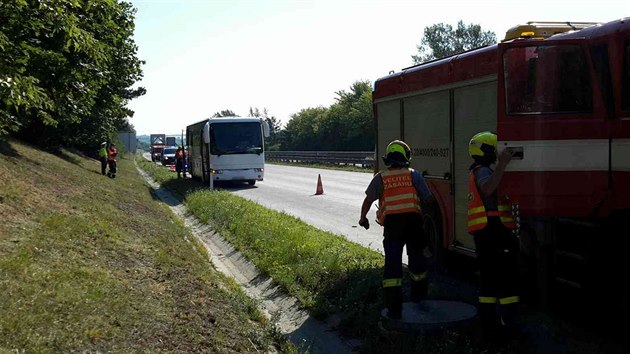 Autobusu na dálnici D1 hořel motor. Na pomoc museli přijet hasiči.