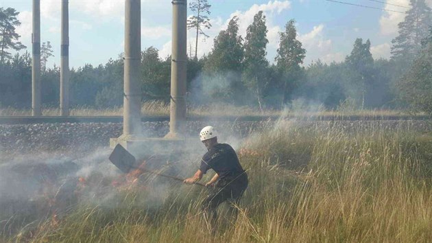 Hasiči ve čtvrtek pozdě odpoledne likvidovali požár lesa u Bzence na Hodonínsku. Na místo vyrazil i vrtulník s letadlem.