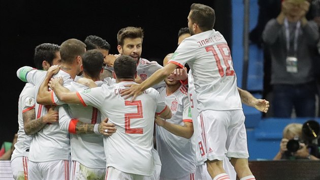 Španělští fotbalisté se radují z gólu v zápasu proti Íránu.
