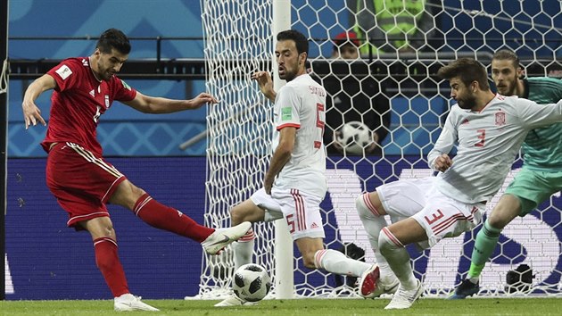 Sajjed Ezatolahí z Íránu dává Španělsku gól, který vzápětí sudí po konzultaci s videorozhodčím odvolal kvůli ofsajdu.