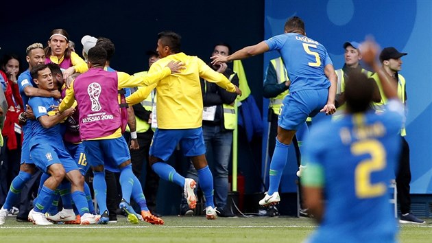 LAVINA RADOSTI. Gl Philippe Coutinha (v objet s Neymarem) vyvolal v brazilskm tmu euforii. V nastaven toti vedl nad Kostarikou 1:0.