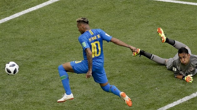 Brazilec Neymar dv druh gl svho tmu v zpase proti Kostarice.