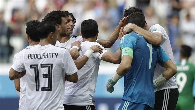 Fotbalisté Egypta děkují brankáři Ísamu Haddarímu, který v duelu se Saúdskou Arábií chytil penaltu.