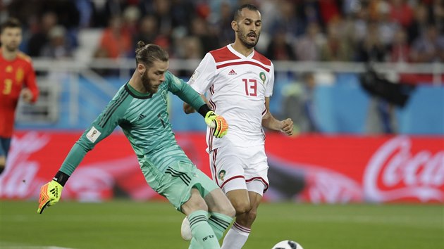 Španělský gólman David De Gea odehrává balon před dotírajícím Chálidem Butaíbem z Maroka.