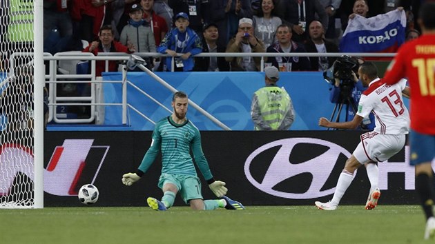 Marocký forvard Chálid Butaíb dává gól, španělského brankáře Davida De Geu při úniku podstřelil.