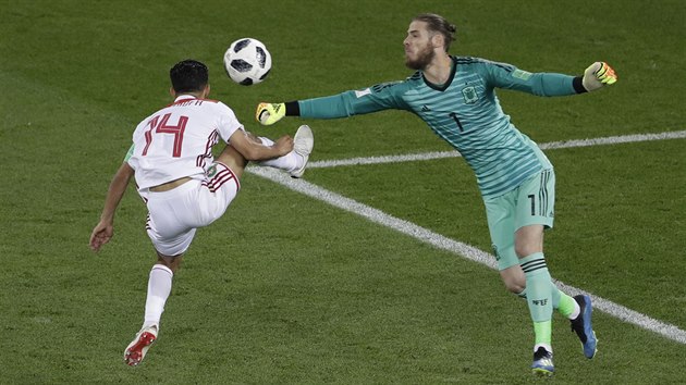 Španělský gólman David De Gea boxuje balon před marockým kapitánem Mubárakem Busufou.