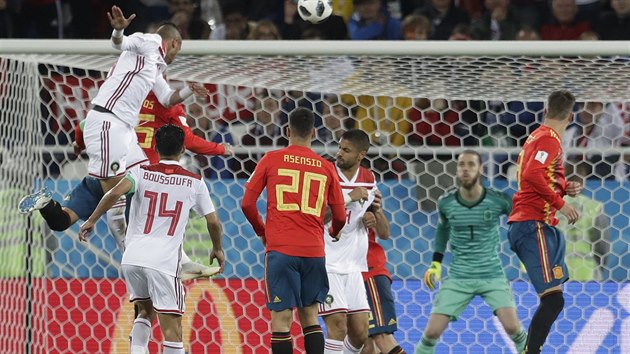 Júsuf Nasjrí z Maroka dává hlavou druhý gól svého týmu v zápase proti Španělsku.