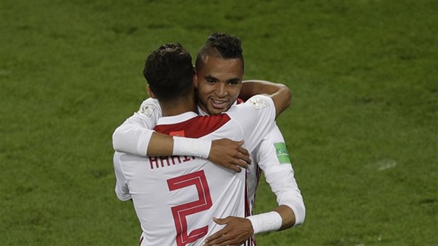 Fotbalisté Maroka slaví druhý gól v zápase se Španělskem.
