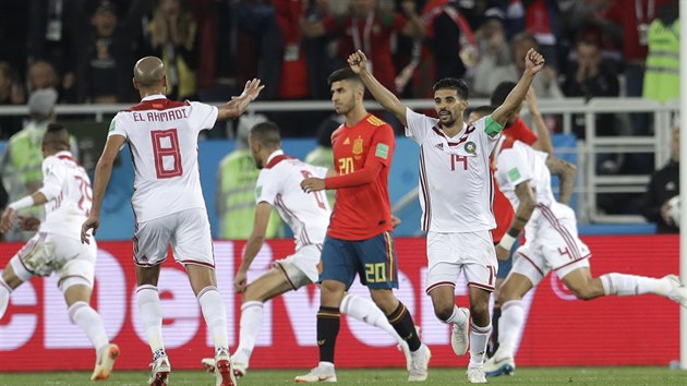EUFORIE. Maročtí fotbalisté se radují z gólu na 2:1, který proti Španělsku vstřelil Júsuf Nasjrí.