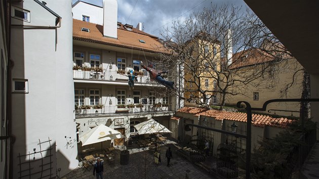 Malostransk dvorky. Akci z roku 1981, pi n et sochai vystavovali na dvorcch sv dla, obnovil ped temi lety kavrnk Ondej Kobza. Znovu tak upozornil na kouzlo ukrytch mst.