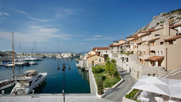 Friuli-Venezia Giulia, Trieste, Itálie. Z apartmánu je pěkný výhled na záliv Sistiana v resortu Portopiccolo. 