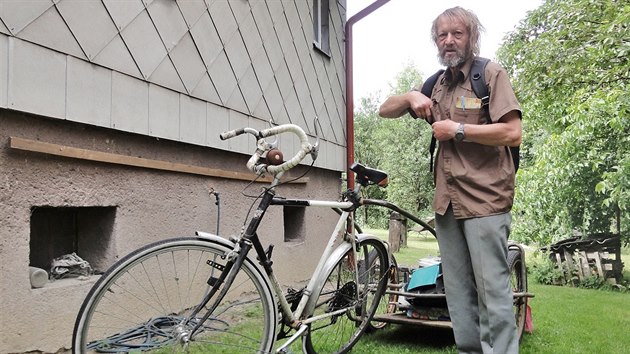 Pavel Kajzar se svým vozíkem sbírá šrot už 25 let. Za tu dobu našlapal do sběren a zpět 50 tisíc kilometrů.
