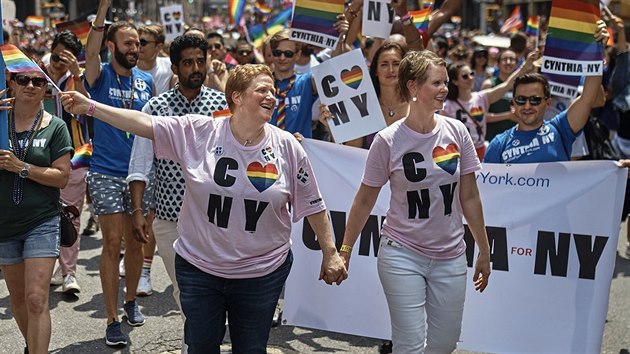 Christine Marinoniová a Cynthia Nixonová na pochodu LGBT Pride Parade (New York, 24. června 2018)