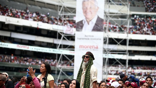 Pznivci kandidta na Mexickho prezidenta Lopeze Obradora na setkn na stadionu Azteca v Mexico City 27.6.2018